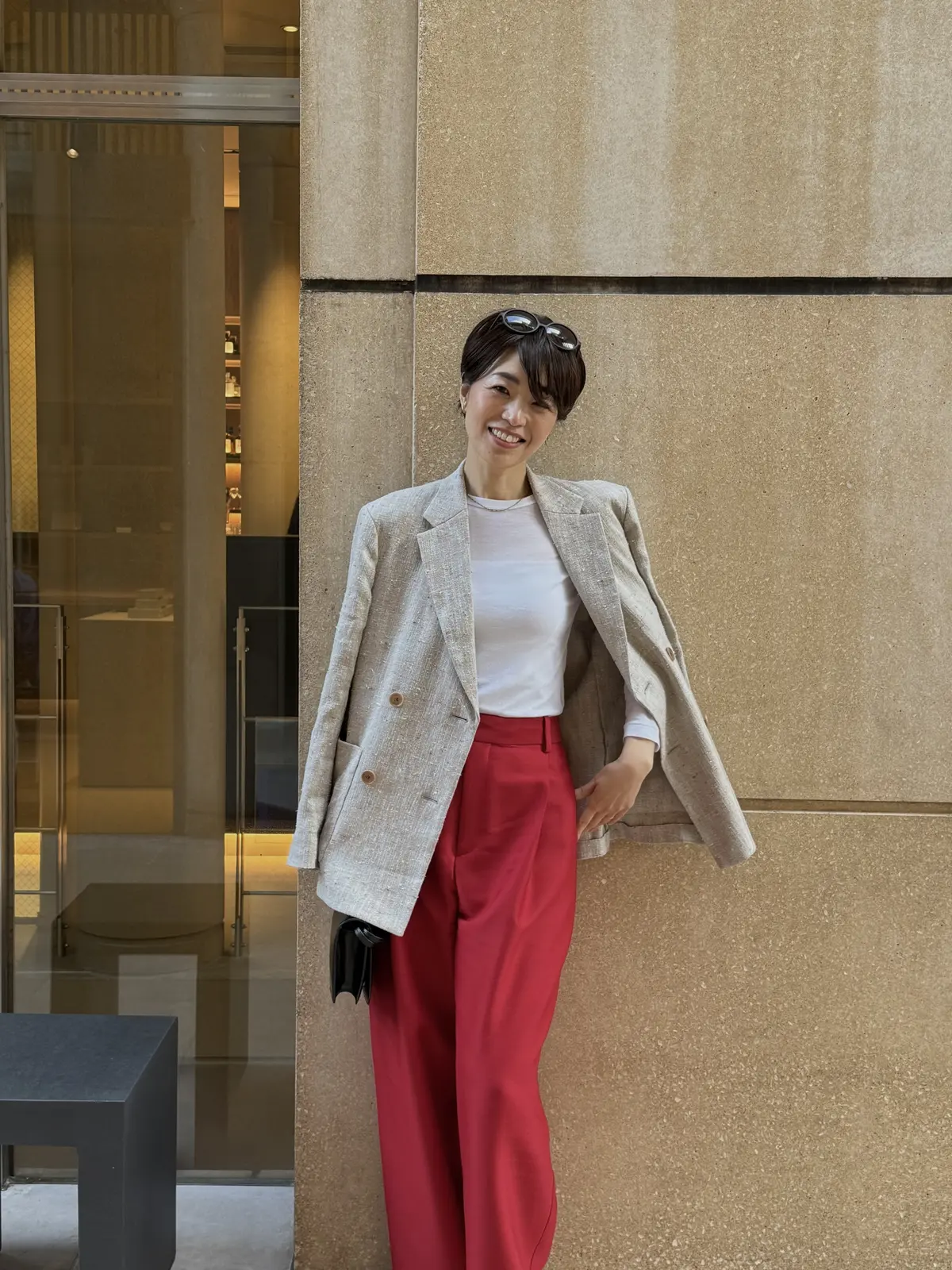 和モダンな空間に合わせた春のお出かけ「赤の画像_4