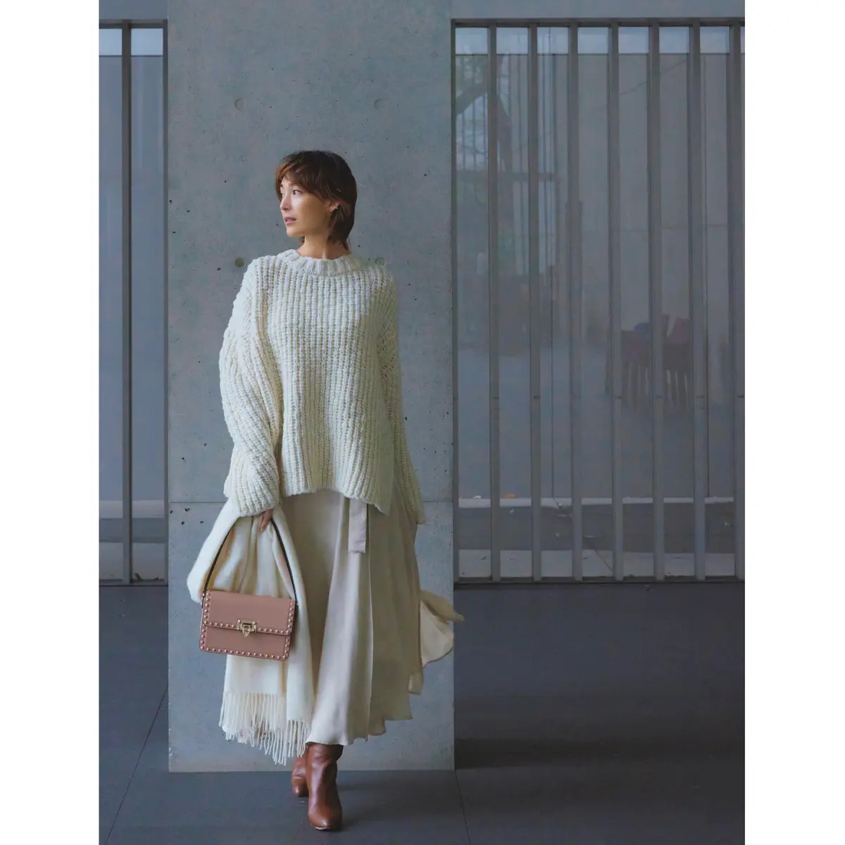 白ローゲージニットとアイボリーフレアスカートのコーデ　モデル・LIZA