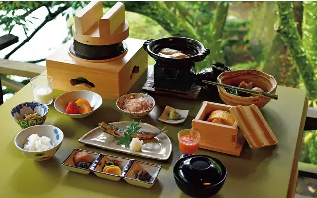 鹿児島の旬な食材を使って、石原荘ならではの料理で供する。写真は名物の朝食。全国から集めた器使いも必見