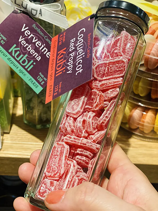 見辛いですが、お花の模様が描かれてるキャンディです！