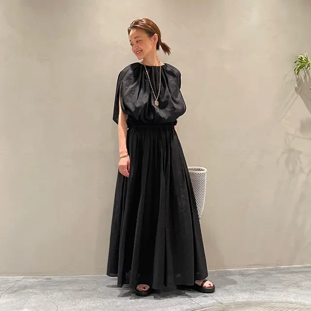 デパリエ ニュウマン新宿店 店長　若林あかりさん　身長162ｃｍ