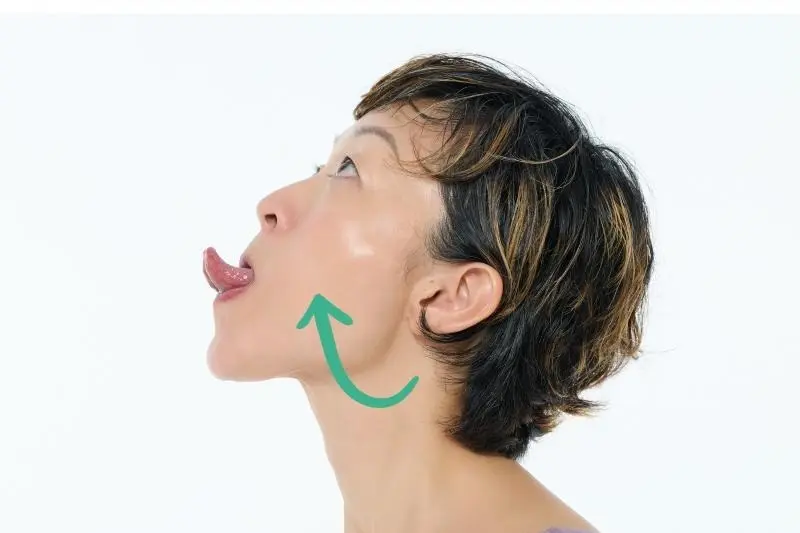 OurAge×Webエクラ 40代50代　顔ピラティス 舌を上方向へと出しながら、舌の付け根の筋肉を鍛える