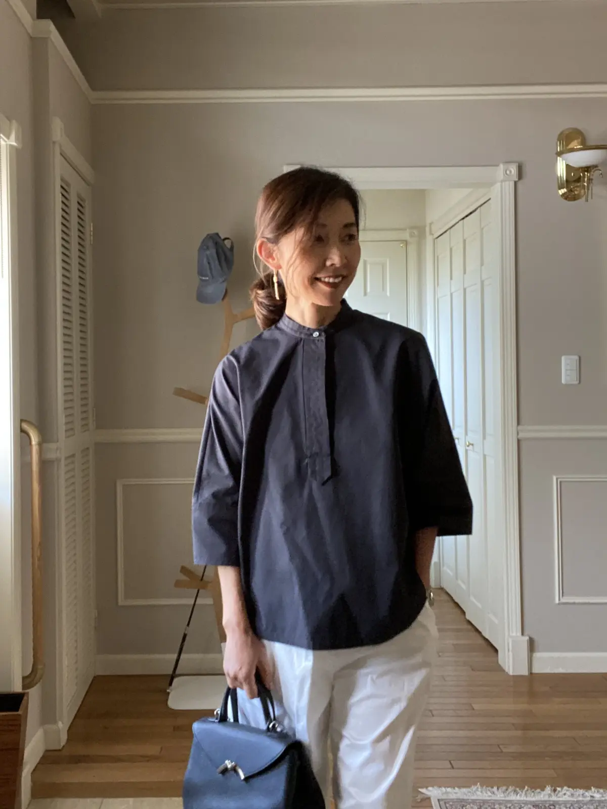 黒のバンドカラーシャツコーデの画像_2