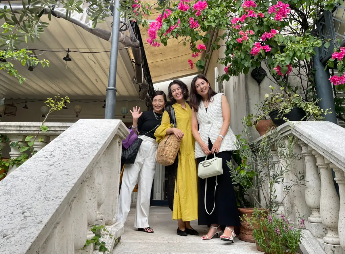 初秋のホワイトパンツコーデで表参道ランチの画像_5