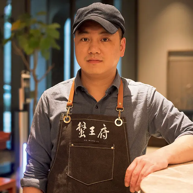 日本橋店の料理長を任されている張万利（チョウバンリ）シェフ