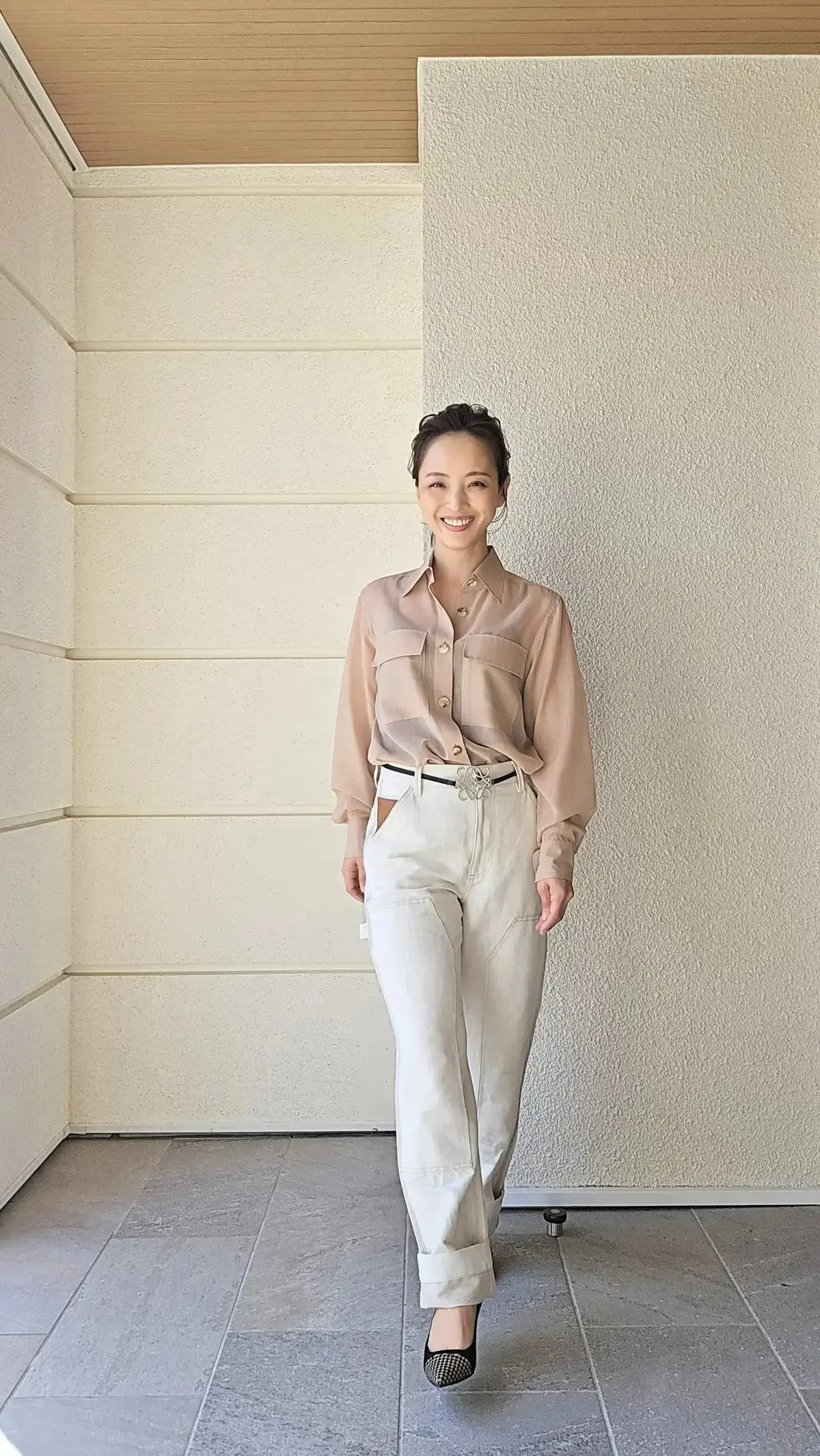 【50代 シャツ・ブラウスコーデ10選】一枚でもジャケットを羽織ってもサマになる！初夏に向けて着たい“とっておきの一枚”