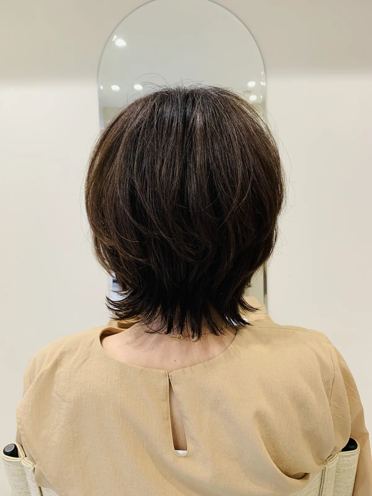 長さを残したショートカットの50代女性　後ろからみた姿
