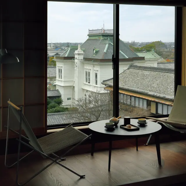 「黒松」の客室からは、立派な黒松が植わる「松濤園」や黒い瓦屋根が美しい「大広間」、明治時代に建てられた白亜の迎賓館「西洋館」を見渡せる