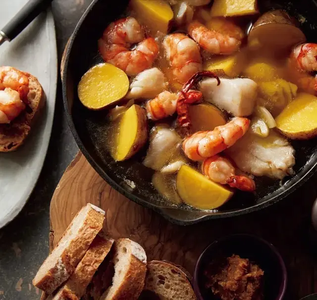 ちょっと飲みたいときにもおすすめ　エビと白身魚のオリーブオイル鍋