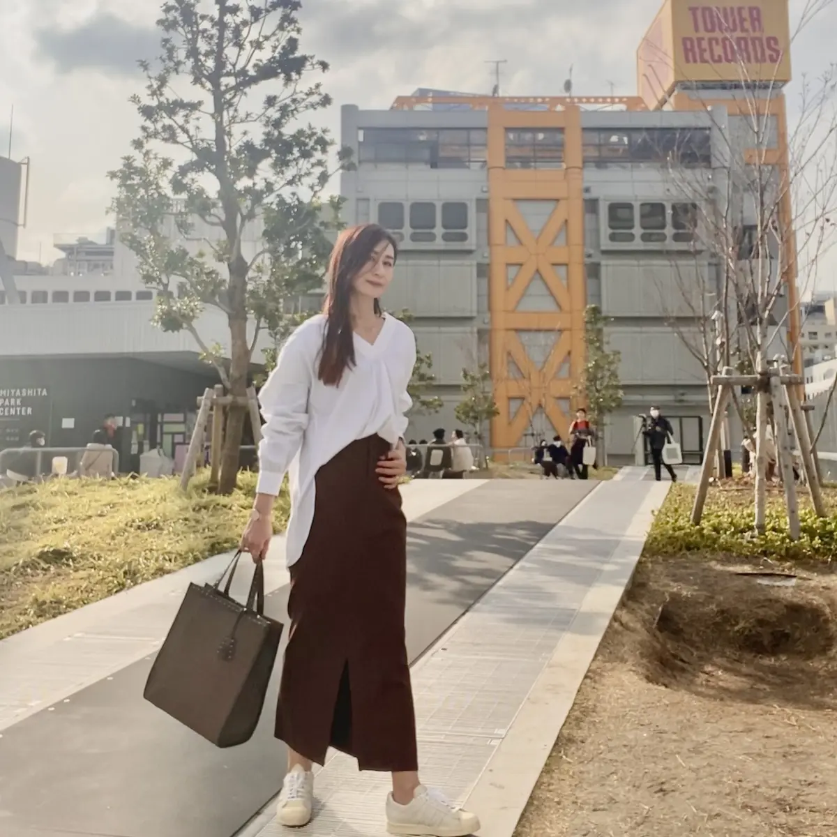 白シャツ　茶色タイトのロングスカート　白スニーカー