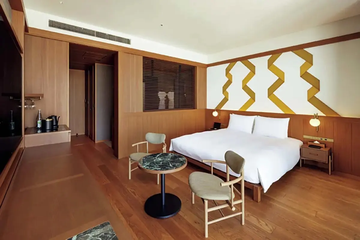 スーペリアキングのゲストルーム。壁の意匠は、神棚などに見られる紙飾り「しで（紙垂）」に着想を得たもの