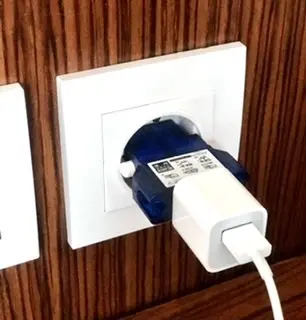 変換プラグで充電中