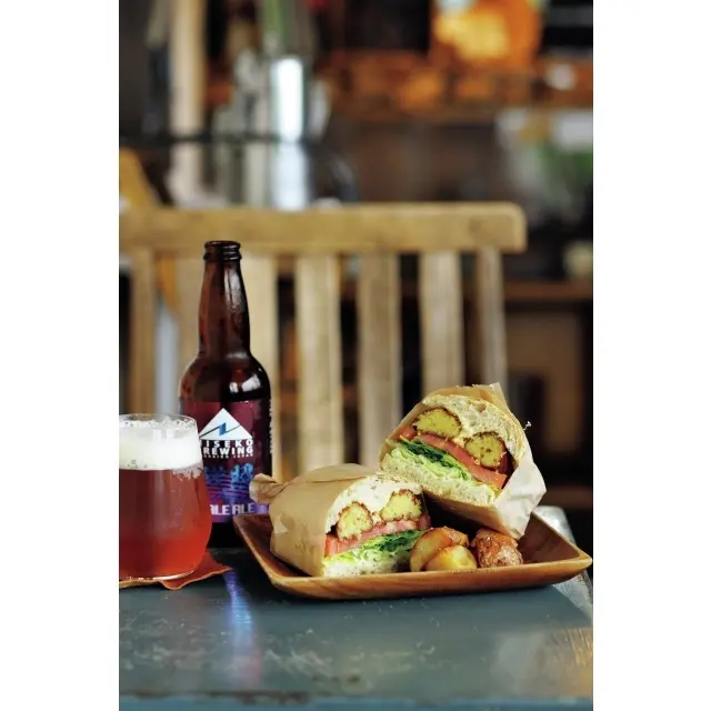 オーガニックひよこ豆のファラ フェルサンド¥1,000、ニセコビール￥ 850