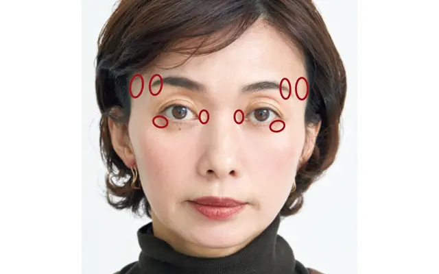 一度に広い範囲に塗るのではなく、小さめのブラシでちょこちょこ置きすると、小顔見え＆ハリアップ。