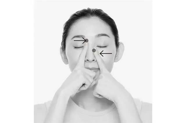 片手の人さし指の先を眉頭の下に当て、第2関節までの全面を鼻の側面に当てる。反対側の手の人さし指は目頭よりやや下のくぼみに当て、そのまま鼻すじをはさむように左右から優しく圧をかけ、鼻から息を5秒吸って、口から5秒かけて吐く。