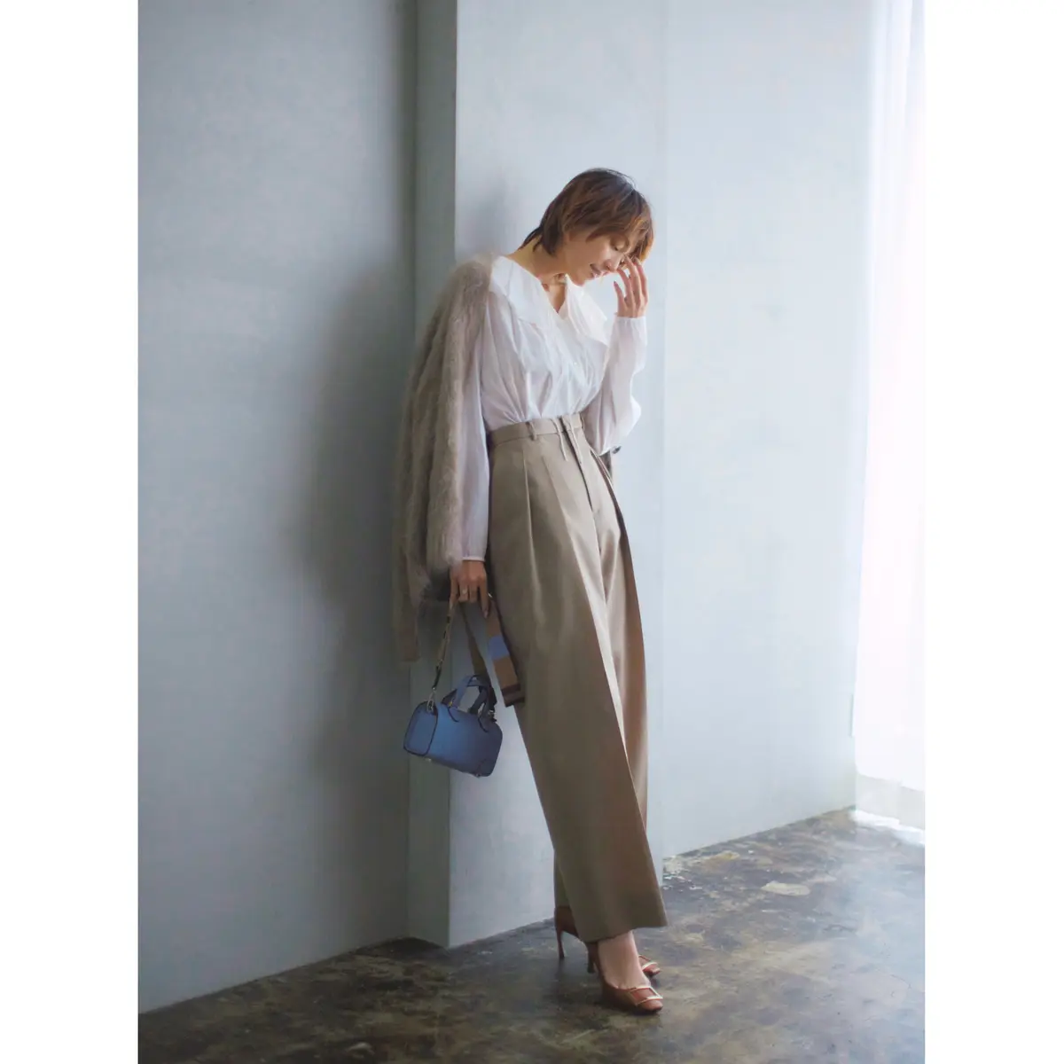 白ブラウスとベージュパンツのコーデ　モデル・LIZA