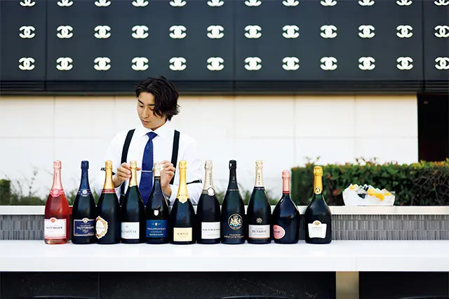 カウンターの後ろの壁面にはアイコニックなロゴが。シャンパーニュは全ボトルがマグナムというこだわり