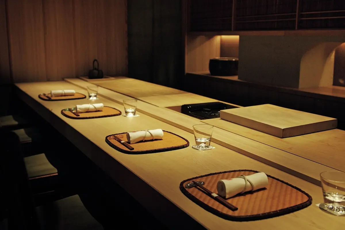 カウンター。9〜10月の改装期間を経て、しつ らえは一新される予定だ