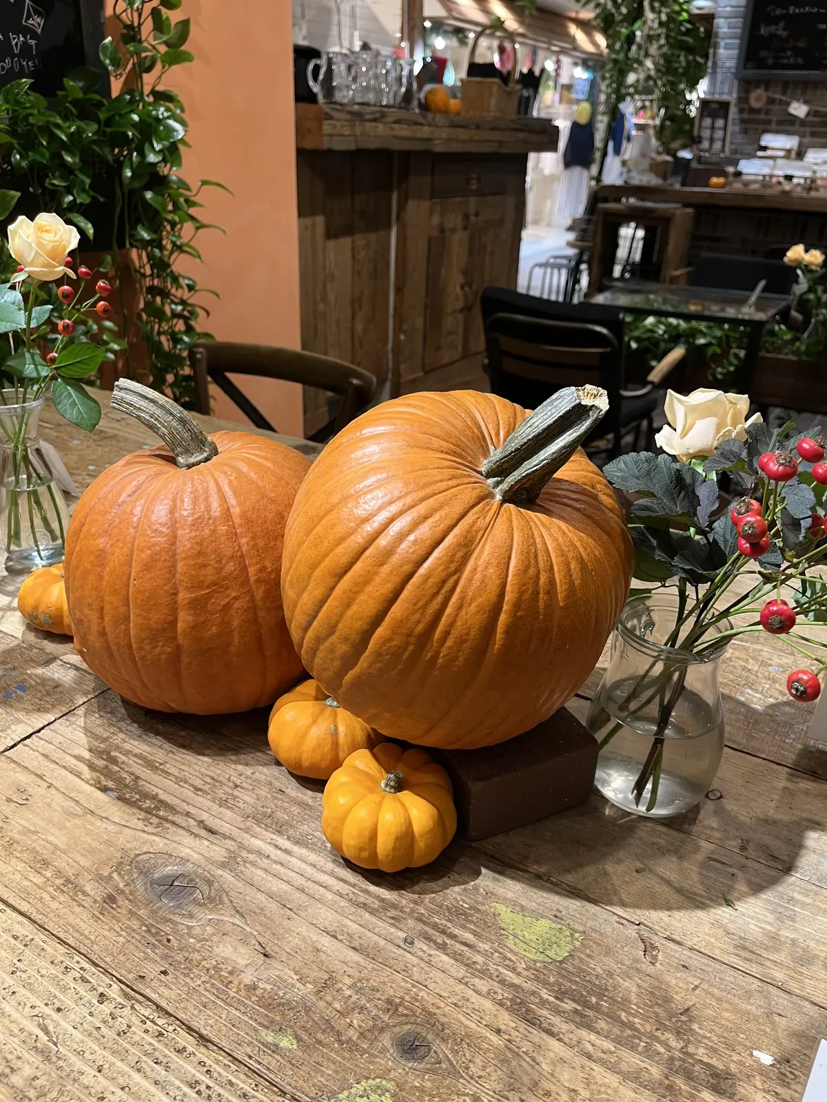 バラのブーケとアフタヌーンティーの画像_2