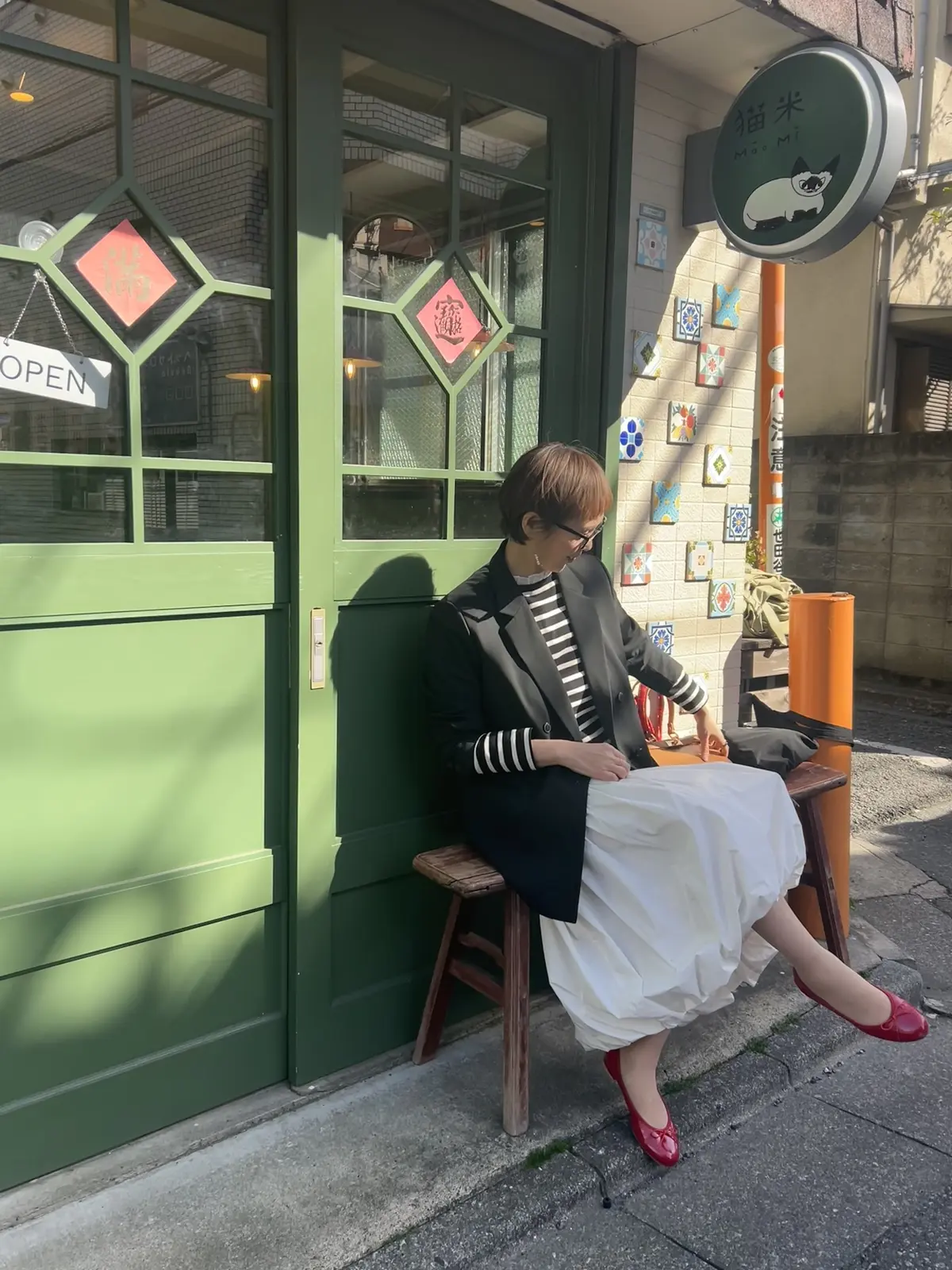 猫米　木製ベンチ　タイル　バレエシューズ