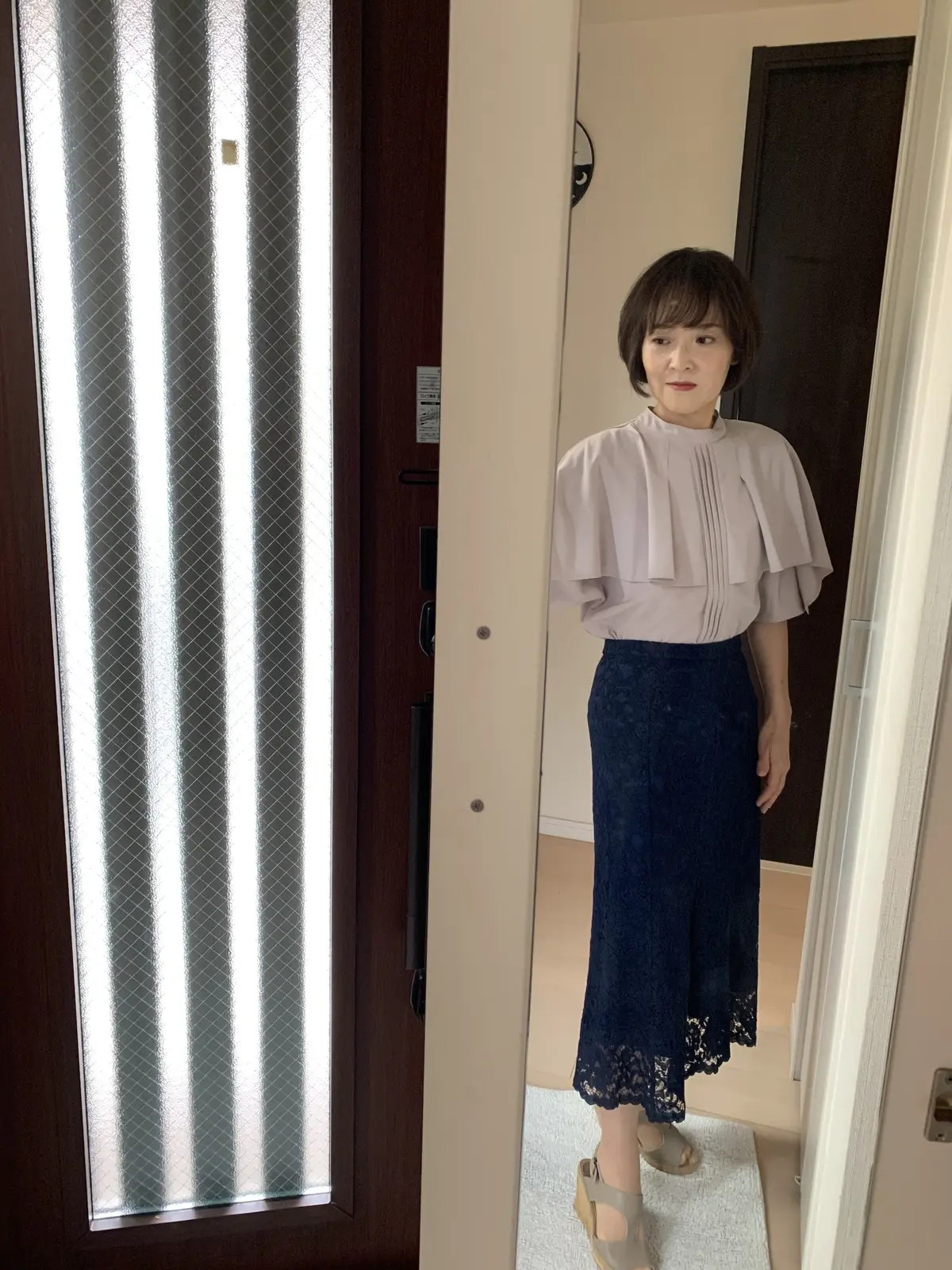 ピンクベージュブラウスとネイビースカート