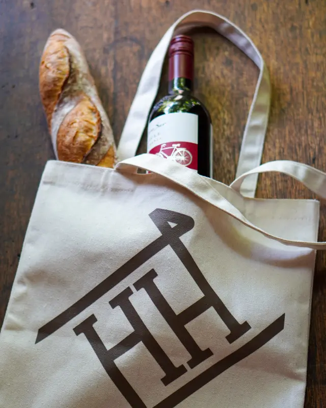 エクラ10月号は、創刊15周年を記念して「ヘルノ」とコラボしたトートバッグが付録です。