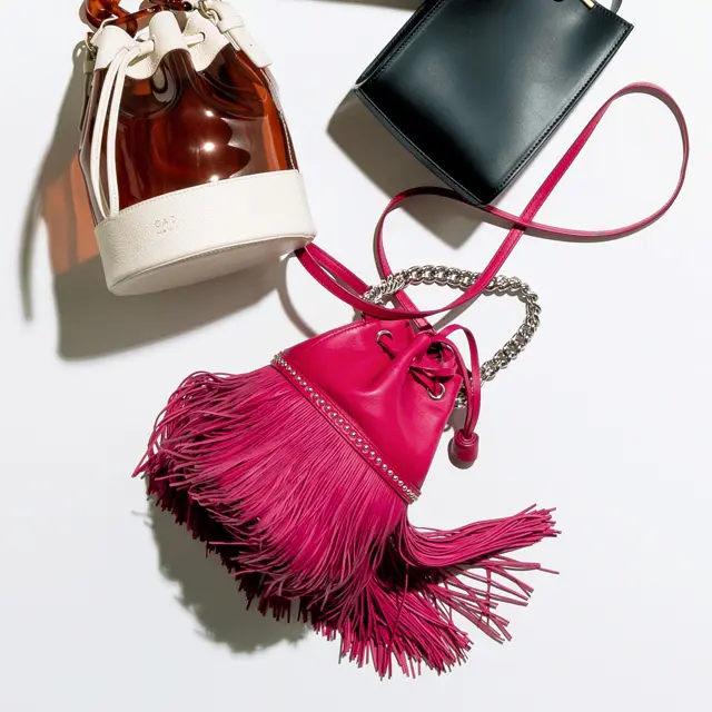 歩くたびに揺れるフリンジが目をひく人気モデルの新色