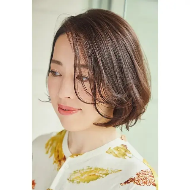 顔周りにレイヤーを入れているが、あえて毛束が“ぱらっと”独立するようにカット