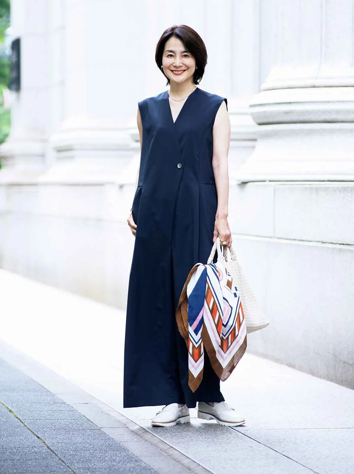 ネイビーのオールインワンなら 小物できれいめもカジュアルも