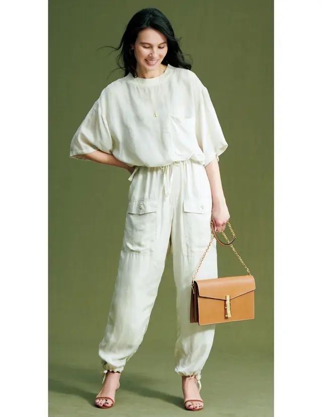 シャイニー素材のイージーパンツも