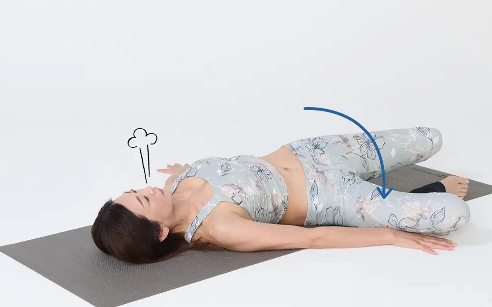 OurAge×Webエクラ　④息を吸って、吐きながら両膝を右に倒して3〜5呼吸。いったん膝を元に戻したら、次に同様に左に倒します。左右各1回。