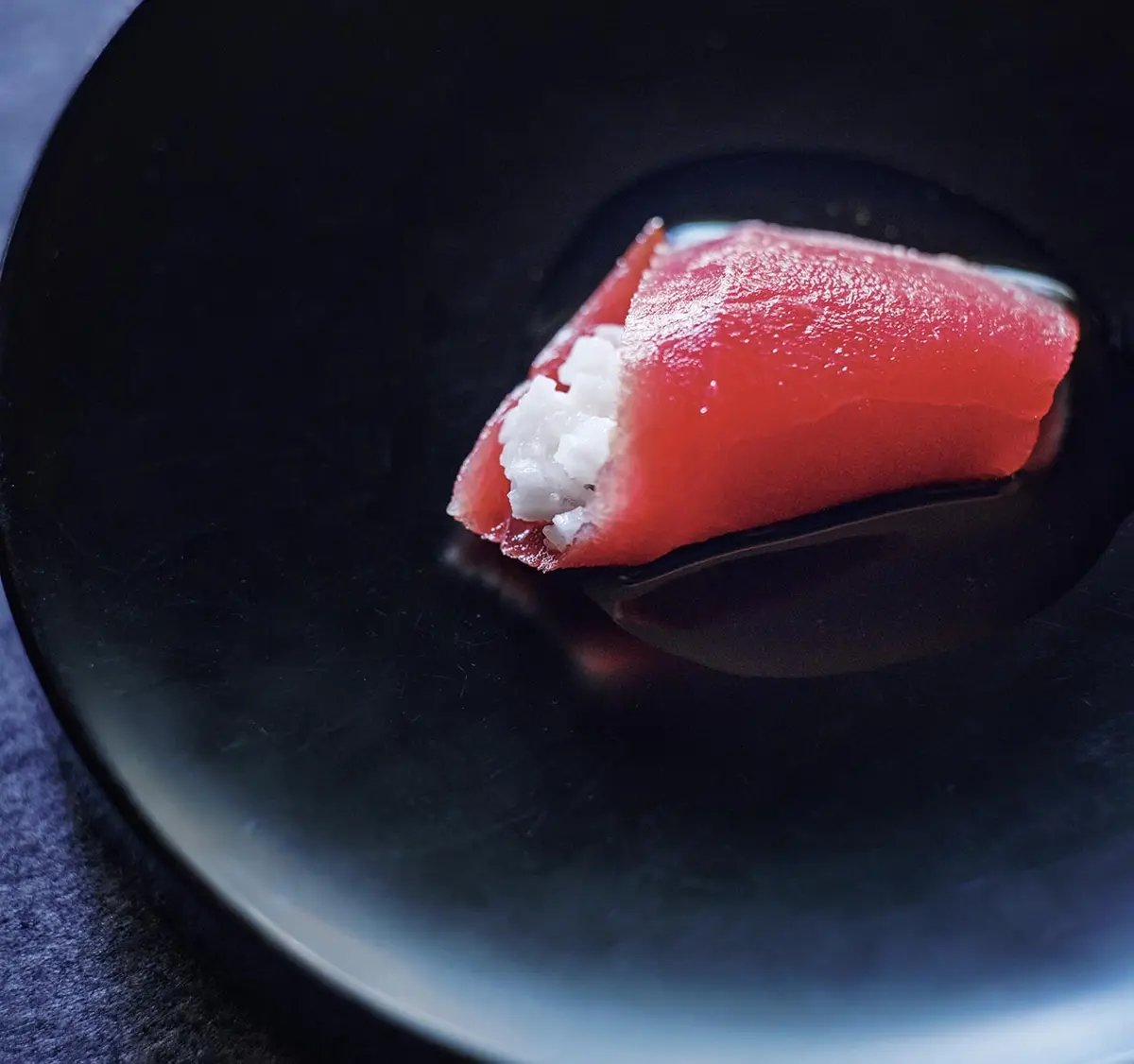 長芋をすりおろさず、みじん切りに すれば食感がエレガントに。そのまま 口に運べる盛りつけで、紅白も映える。