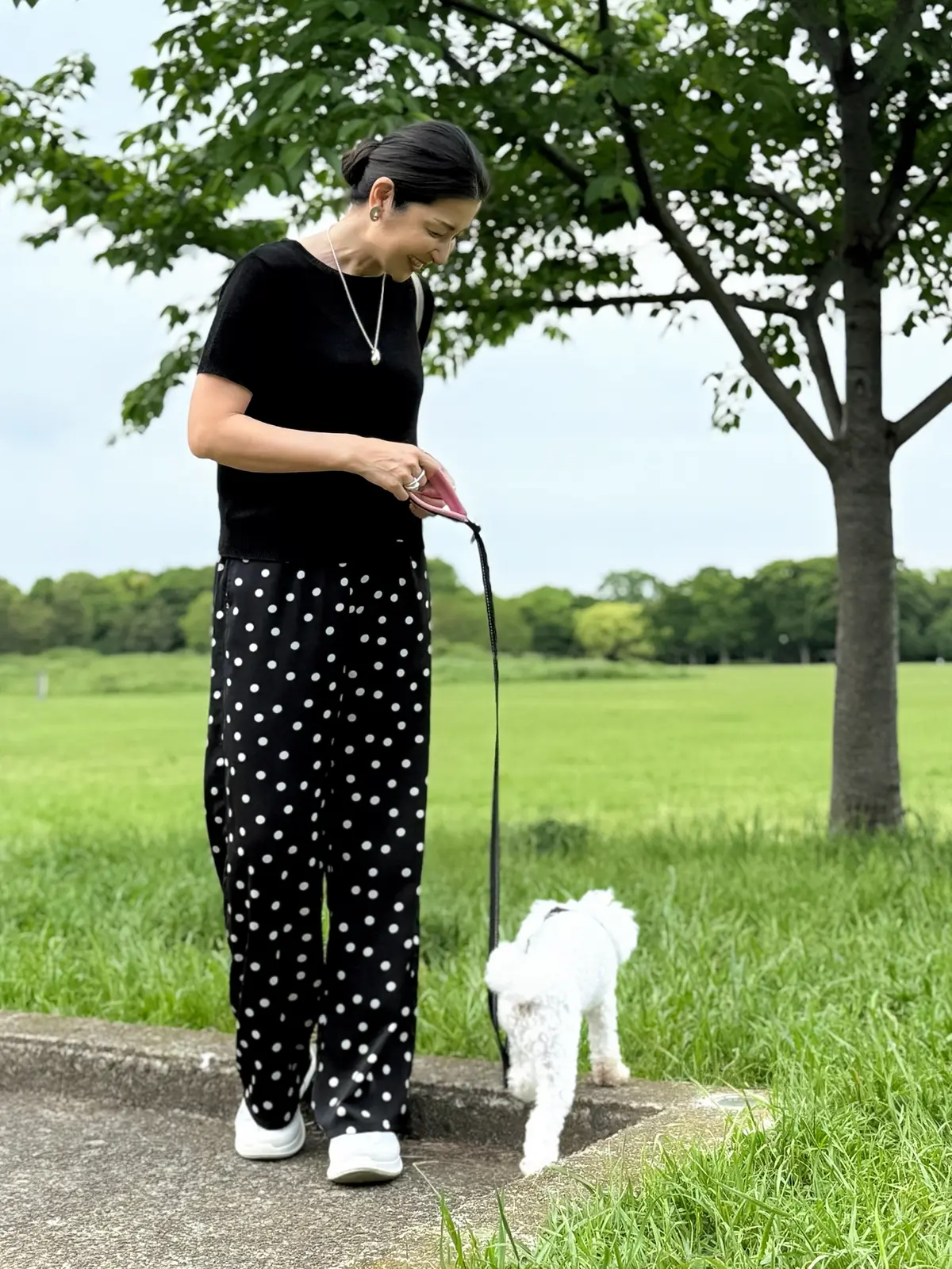 黒の半袖ニット、黒のドットパンツ、ライトグレーのスニーカー、シルバーアクセサリー、しまむら