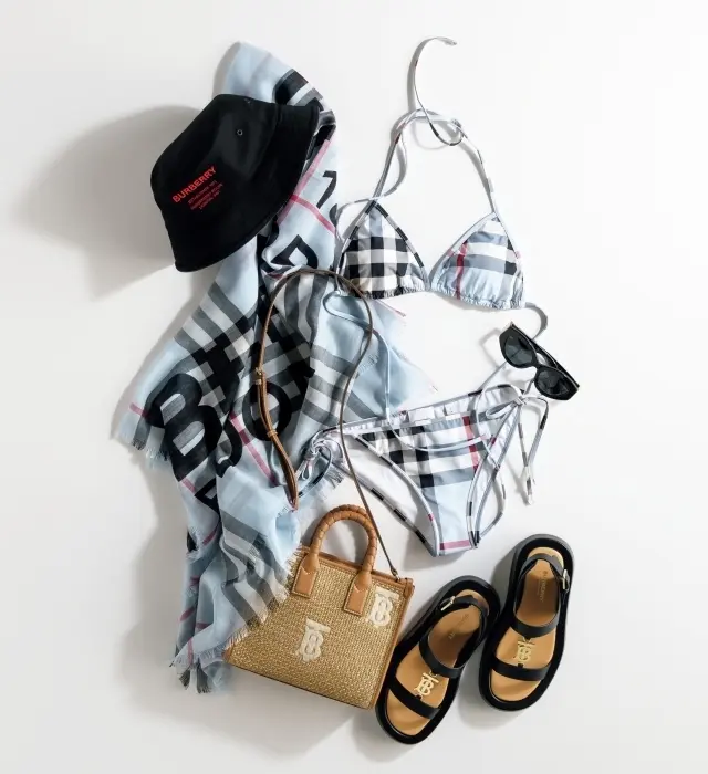 BURBERRY（バーバリー）インパクトのあるチェック柄で、夏らしく少しだけ大胆に