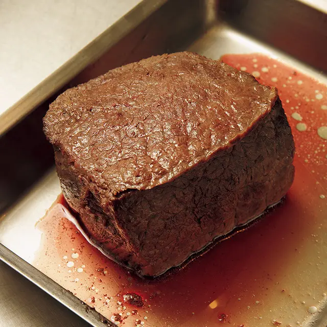 中まで火が通ったら、30～40分そのままおくことで肉汁が落ち着く。