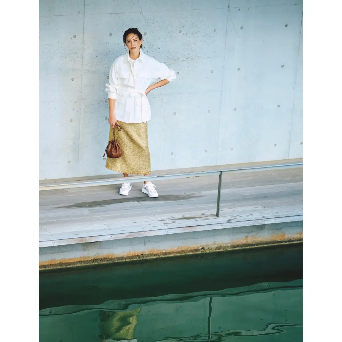 白サファリジャケットとゴールドラメツイードスカートのコーデ　モデル・RINA