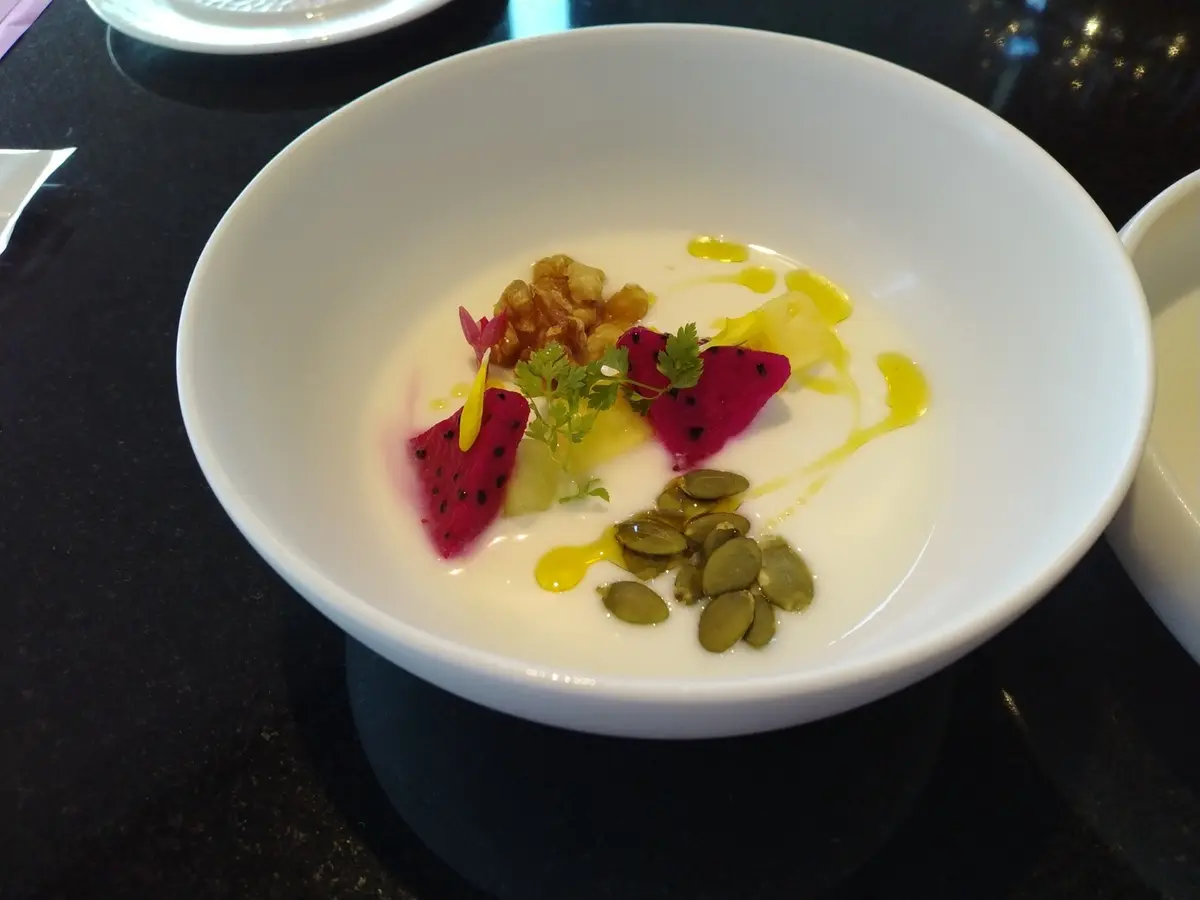 フレッシュフルーツ入りヨーグルト