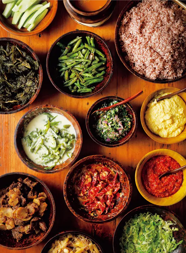 ダゴさんは、英語も得意。家の壁には、邪気を払い、幸福を呼び込む神獣が描かれている