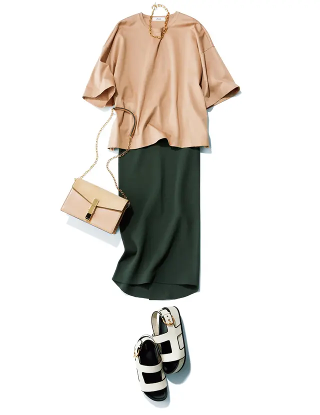 ebureのきれいめベージュT×黒スカートの着こなし