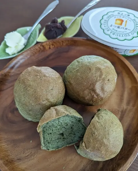 よもぎパンにこしあん＆バターを塗っていただきました。