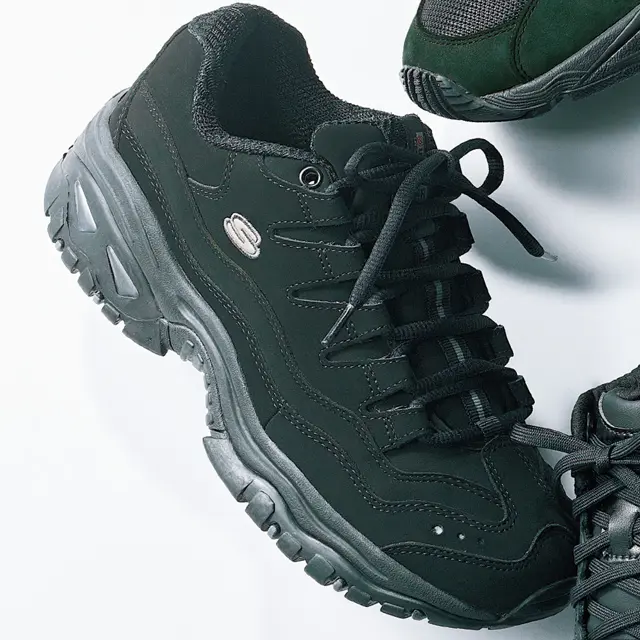 スエード素材のオールブラックタイプ　スケッチャーズ