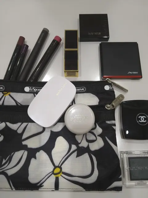 ポーチとメイク道具