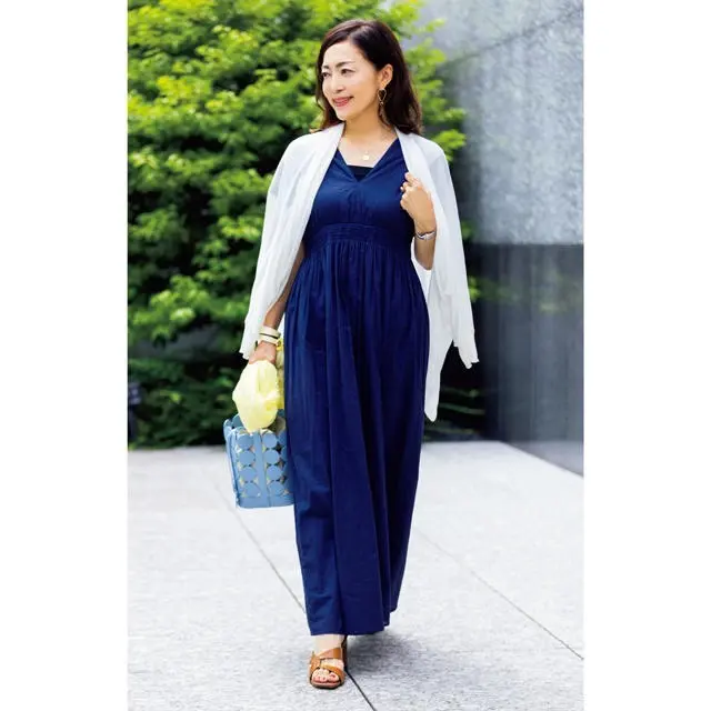 【50代絶対ほめられる服】「上品」「かわいい」とほめられるネイビーワンピースコーデ