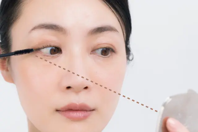 目じり側はブラシを横に