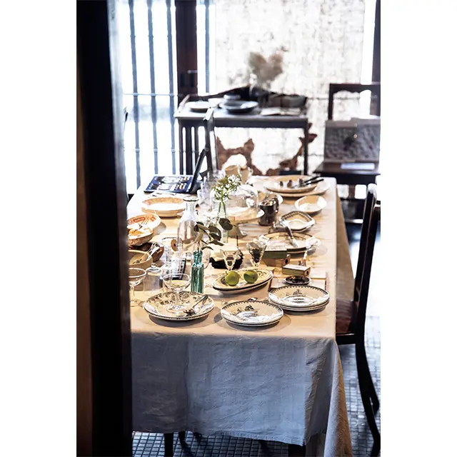建てられた当時の床のタイルを残 した空間にも、すっとなじむアン ティーク。テーブルウエアはフラ ンスやイギリスのものが中心