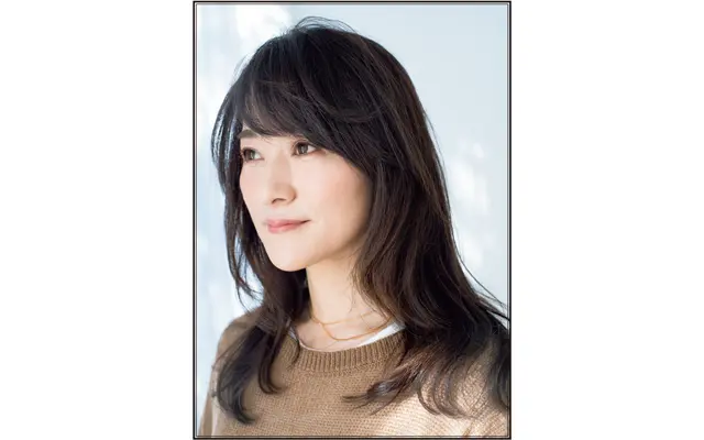 顔まわりのレイヤー×フォワード巻きパーマで上部をふんわりさせ、ボリュームゾーンを持ち上げてみせる。