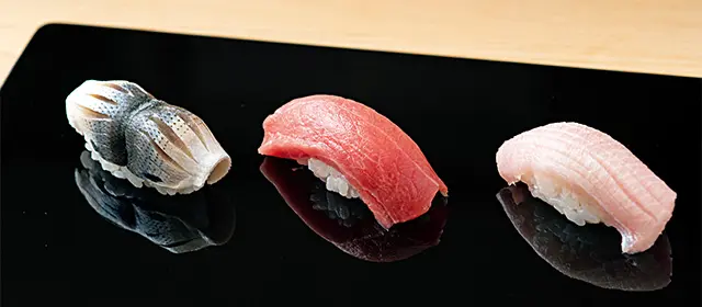 昼のにぎりコースより。（左から）ほどよい酢締めのコハダ、口に含むととろける中トロ、上品な脂のブ リ