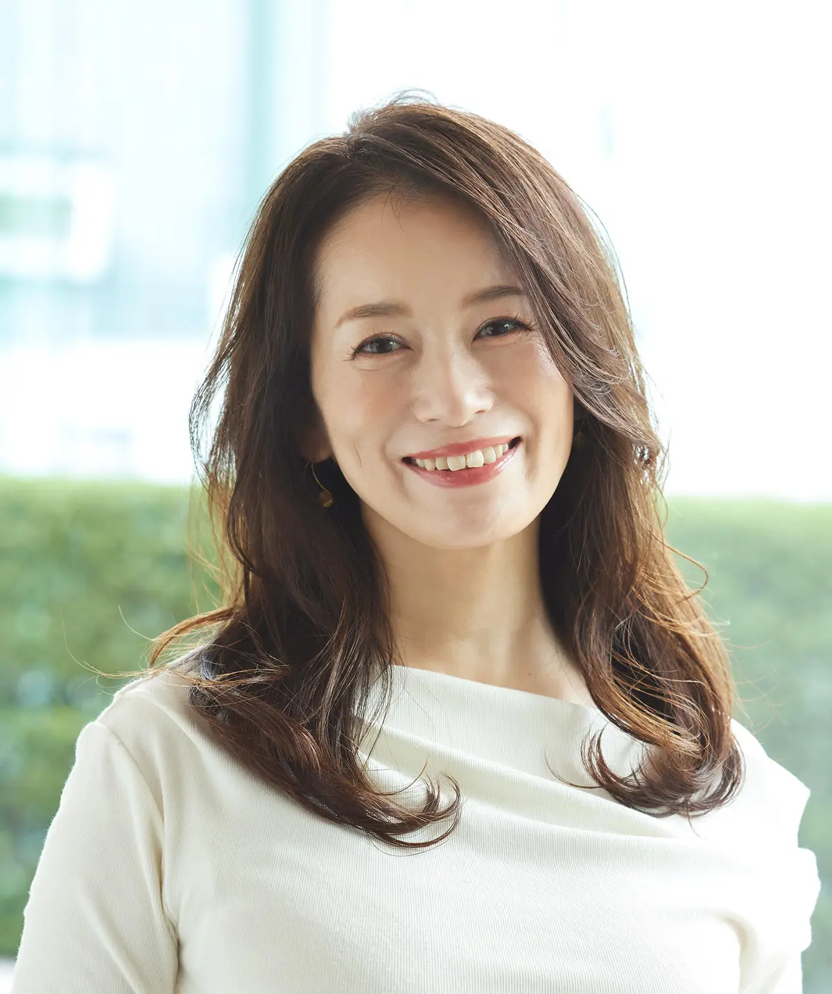 Webエクラ 前から見たセミロングヘアスタイル