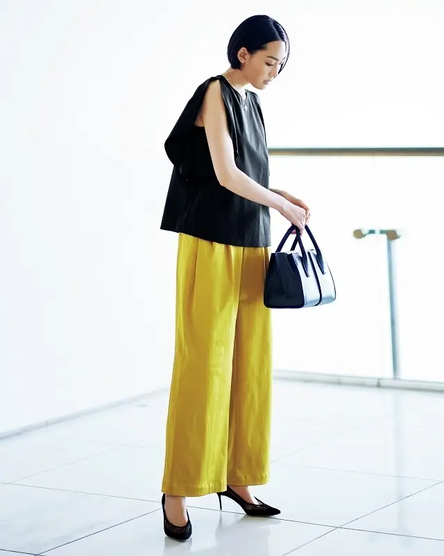 強いカラーで大胆に決めるなら華トップスで大人のかわいげを