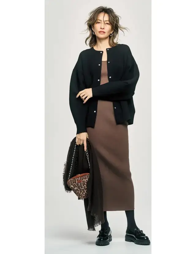 キリッとした表情のニットアップを丸みのあるカーディガンで包み込む